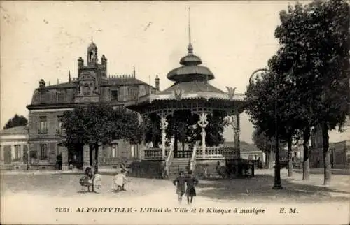 Ak Alfortville Val de Marne, Hôtel de Ville, Musik-Kiosk, Menschen, Bäume