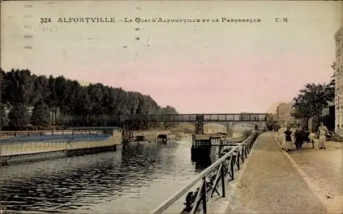Ak Alfortville Val de Marne,  Quai, Passerelle, Wasser, Brücke, Menschen, Bäume