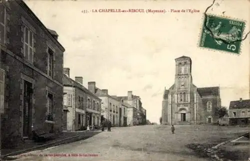 Ak La Chapelle au Riboul Mayenne, Kirchenplatz, Kirche