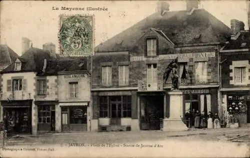 Ak Javron Mayenne, Statue von Jeanne d'Arc, Platz der Kirche, Boulangerie