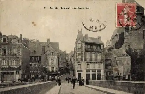Ak Laval Mayenne, Straße mit Gebäuden, Café Deal, Garage, Republikanische Symbolik, Menschen