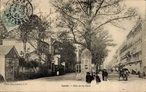 Ak Laval Mayenne,  Rue de la Paix,  Architektur, Menschen, Bäume