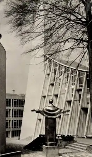 Ak Bruxelles Brüssel, Moderne Architektur, Statue mit ausgebreiteten Armen, Bäume im Hintergrund