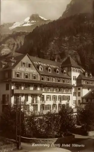 Ak Kandersteg Kanton Bern, Hotel Victoria, Bergkulisse, Architektur