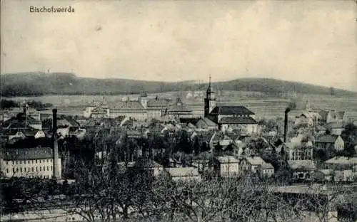 Ak Bischofswerda in Sachsen, Städtische Szenerie, Kirche, Gebäude, Hügel im Hintergrund