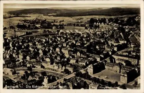 Ak Bayreuth in Oberfranken, Luftaufnahme von  Richard-Wagner-Stadt, Fliegeraufnahme