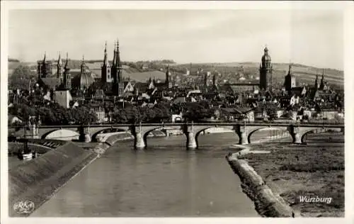 Ak Würzburg am Main Unterfranken, Stadtansicht von  Brücke, Fluss,  Gebäude