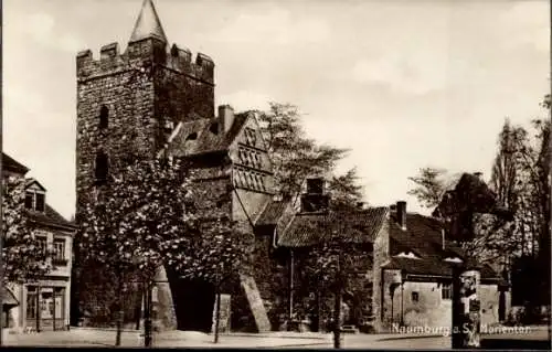 Ak Naumburg an der Saale, Naumburgia, r Turm, Gebäude, Bäume, Schwarz-Weiß-Fotografie