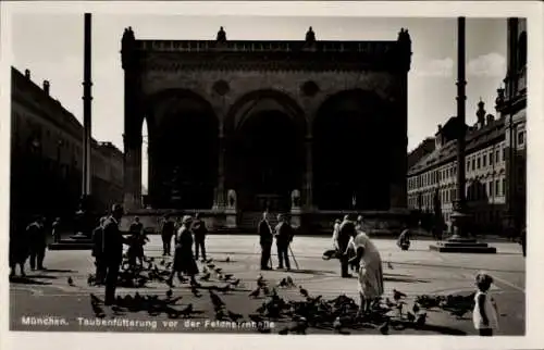 Ak München, Taubenfütterung vor der Feldherrnhalle