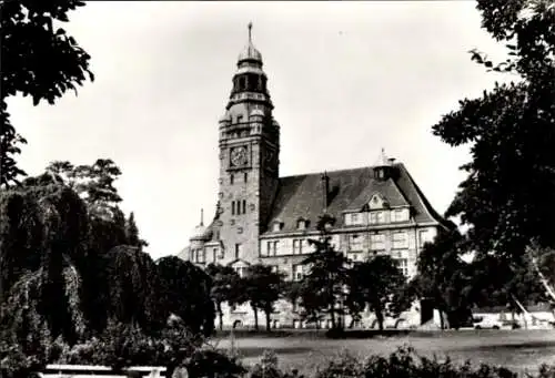 Ak Wittenberge an der Elbe Prignitz, Rathaus,  Architektur, große Uhr, Bäume im Vordergrund