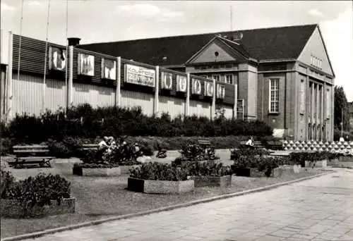 Ak Wittenberge an der Elbe Prignitz, Kulturzentrum, Kaufhalle, Sitzbänke, Gartenanlagen, Foto