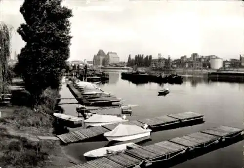 Ak Wittenberge an der Elbe Prignitz, Hafen mit Bootsanleger, Boote auf dem Wasser, Stadtansicht i