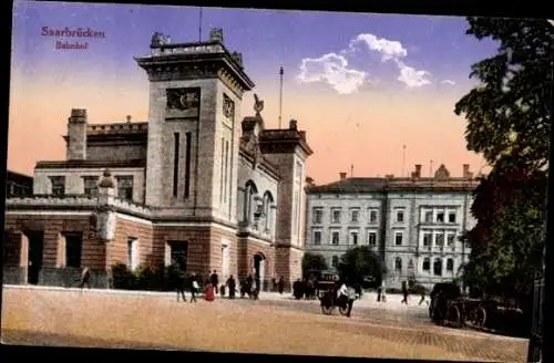 Ak Saarbrücken im Saarland, Bahnhof,  Architektur, Menschen, Pferdekutsche, 