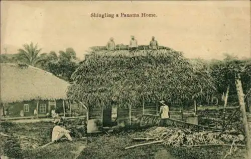 Ak Ciudad de Panama, Dachdeckerei eines Hauses, Einheimische, Palmen, traditionelle Bauweise