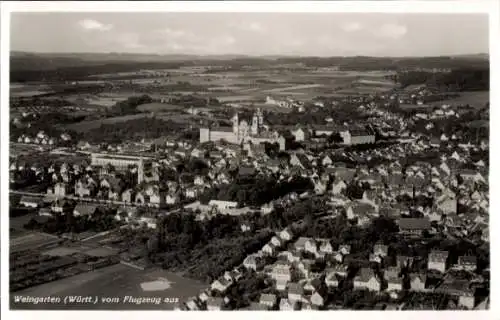 Ak Weingarten in Württemberg, Luftaufnahme von Weingarten, Flugzeugansicht, s/w