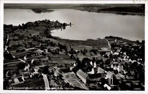 Ak Insel Reichenau Bodensee, Luftaufnahme von  Bodensee, Münster, Häuser, Felder