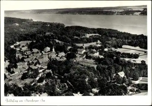 Ak Feldafing am Starnberger See Oberbayern, Luftaufnahme von  Starnberger See, Bäume, Häuser