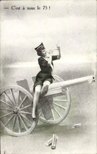 Ak Junge Frau in Uniform sitzt auf dem Geschütz, Propaganda