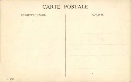 Ak Junge Frau in Uniform sitzt auf dem Geschütz, Propaganda