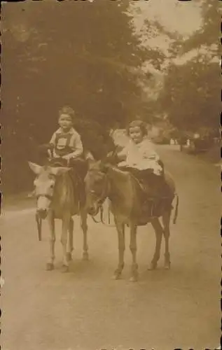 Foto Ak Kinder reiten auf Eseln, Eselreiten