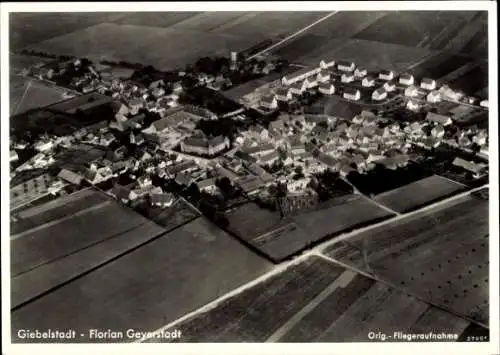 Ak Giebelstadt in Unterfranken, Luftaufnahme von  Wohnhäuser, Felder,  Stadtstruktur