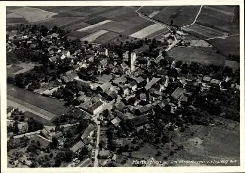 Ak Hartkirchen Oberösterreich, Luftaufnahme des Dorfes, landwirtschaftliche Felder, Kirche sichtb