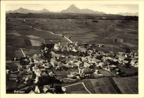 Ak Bidingen im Allgäu Schwaben, Luftaufnahme von  viele Häuser, Umgebung mit Feldern, Berge im Hi