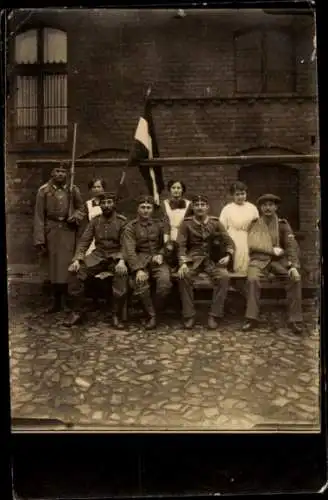 Foto Ak Zabrze Hindenburg Schlesien, Deutsche Soldaten in Uniformen, Fahne