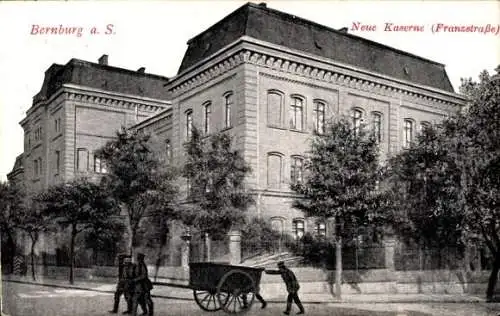 Ak Bernburg an der Saale Salzlandkreis, Neue Kaserne, Franzstraße