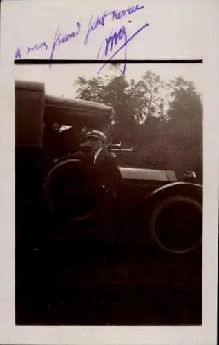 Foto Ak Mann steht neben einem Auto, Porträt