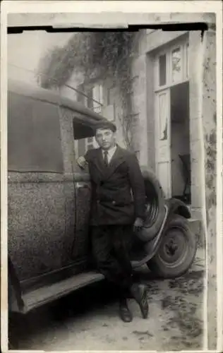 Foto Ak Mann neben dem Automobil, Portrait