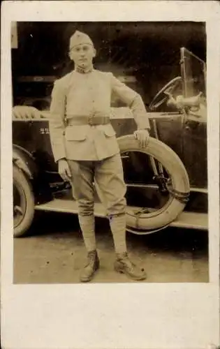 Foto Ak Soldat in Uniform neben dem Automobil, Portrait