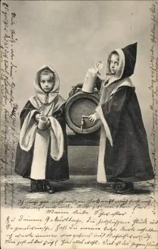 Ak Zwei Mädchen als Münchner Kindl, Bierfass