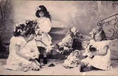Ak Drei Mädchen mit Puppen, Blumen