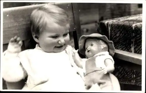 Foto Kinderportrait, Kleinkind mit Puppe