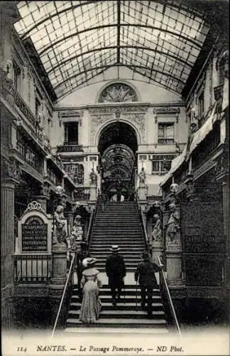 Ak Nantes Loire Atlantique, Le Passage Pommeraye, Innenansicht, Treppe, Statue, Einkaufsarkade