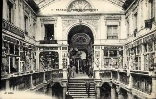 Ak Nantes Loire Atlantique, Passage Pommeraye, Einkaufspassage, Geschäfte, Treppe, Menschen
