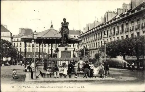 Ak Nantes Loire Atlantique, Statue von Cambronne, Park mit vielen Menschen,  Architektur