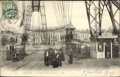 Ak Nantes Loire Atlantique, Le Pont Transbordeur,  Brücke, Gruppen von Menschen