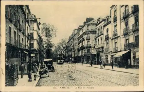 Ak Nantes Loire Atlantique, Stadtansicht, Rue de Rennes, Straßenbahn, Geschäfte, Menschen, Bäume