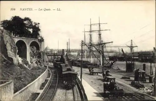 Ak Nantes Loire Atlantique, Historischer Hafen, Schiffe, Gleise, Industriegebäude, ruhige Atmosph
