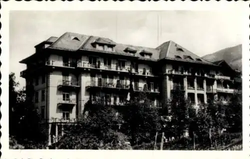 Ak Meran Merano Südtirol, Hotel Regina, mehrstöckiges Gebäude, Balkone, Weinreben, schwarz-weiß
