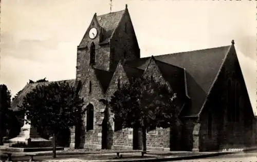 Ak Carolles Plage Jullouville Manche, Eglise du XIIIe siècle, Steinerne Kirche, Uhrturm