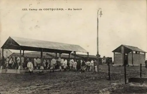 CPA Camp de Coëtquidan Morbihan, Au lavoir