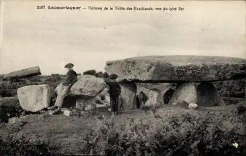 Ak Locmariaquer Morbihan, Dolmen de la Table des Marchands, vue du côté Est, zwei Personen