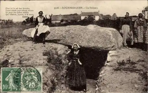 Ak Locmariaquer Morbihan, Dolmen, Druiden, Celtes, Frauen in traditioneller Kleidung, Landschaft