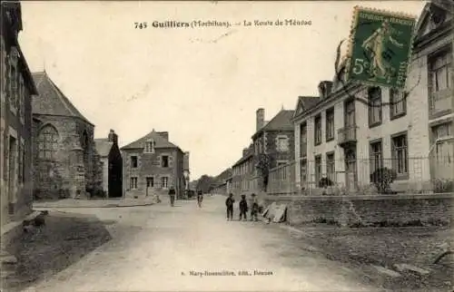 Ak Guilliers Morbihan, Schwarz-Weiß-Bild, Straße mit alten Gebäuden, Menschen, Kirche, 