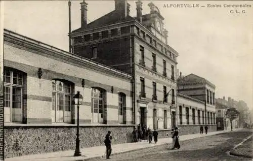 Ak Alfortville Val de Marne, Ecoles Communales, s Gebäude, Fußgänger, Laterne