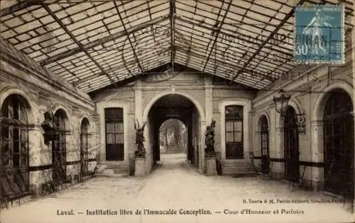 Ak Laval Mayenne, Vordere Passage einer Institution, Glasdach, Säulen, Terrakottastatuen