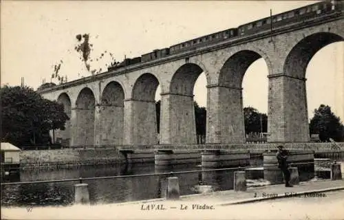 Ak Laval Mayenne, Viadukt, Zug, Fluss, Bäume, Architektur